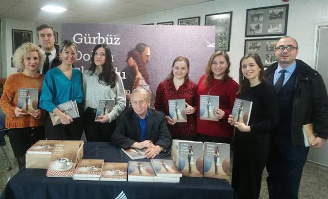 'Aşk Dediğin' kitabını okurları için imzaladı