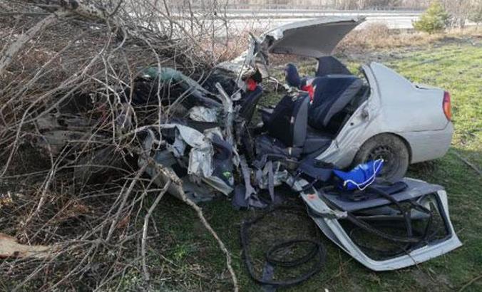 Çorum'da yoldan çıkan otomobil ağaca çarptı: 2 ölü