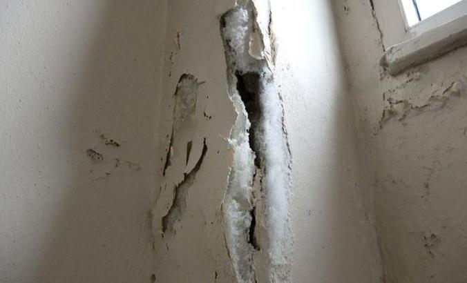 Sultangazi'de kolonları çatlayan binada tedirgin yaşam