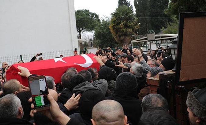 Ozan Arif gözyaşlarıyla son yolculuğuna uğurlandı