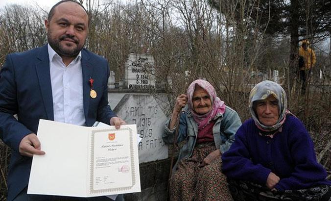 Dedesinin İstiklal Madalyası'nı 99 yıl sonra alıp, mezarına götürdü