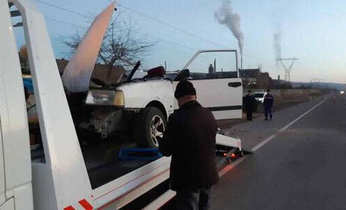 Otomobil, park halindeki TIR'a çarptı: 1 ölü, 1 yaralı