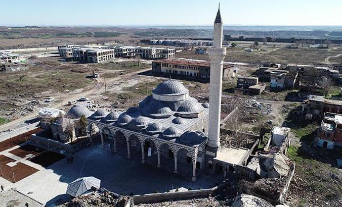 Teröristlerin yaktığı tarihi camide 3 yıl sonra ezan sesi duyulacak