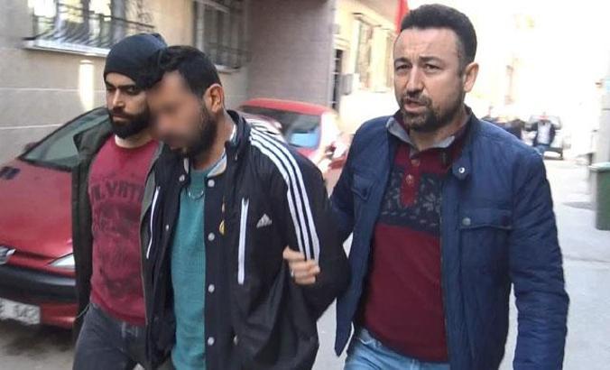 Üzerine televizyon fırlatan arkadaşını bıçakladı