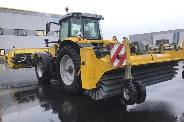 Türkiye’nin en büyük havalimanında traktörler başrolde