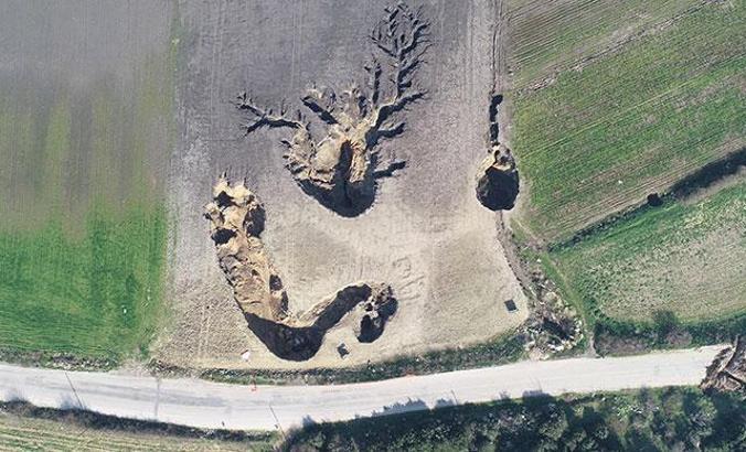 İzmir’de düdenlerin oluştuğu bölge trafiğe kapatıldı