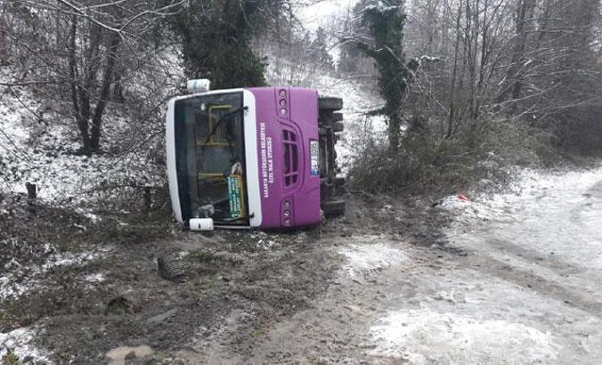 Sapanca'da halk otobüsü devrildi: 2 yaralı
