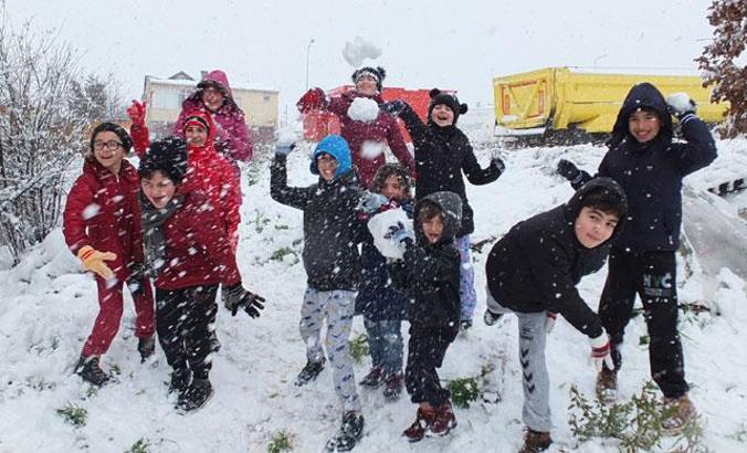 İstanbul'da kar topu oynayan çocuklar: Okullar tatil olsun 'Vali Amca'