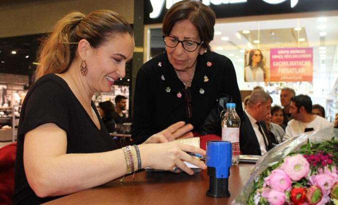 Ceyda Düvenci, SP hastası kızı için hazırladığı ajandayı imzaladı