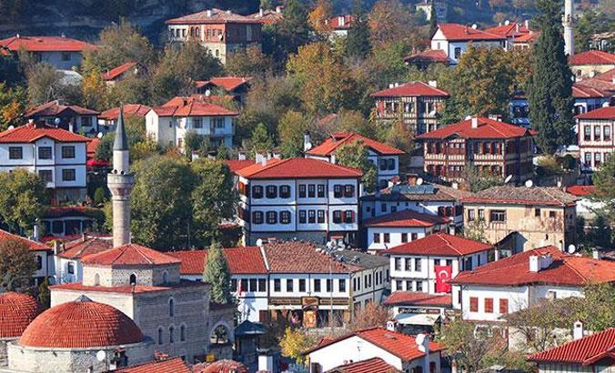 Safranbolu'da bayrak, afiş, flama asmak yasak