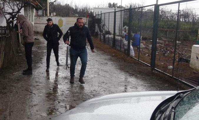 Köpeğine ateş açan akrabasını başından vurdu