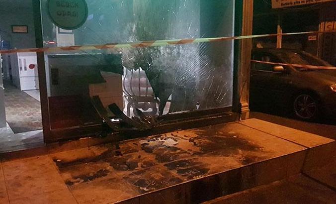 Bebek mobilyası satan dükkanın camına 'benzin' döküp, ateşe verdiler