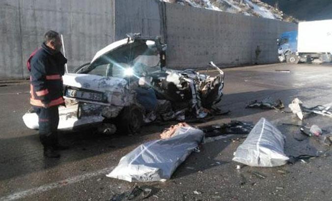 Kargo kamyonu ile otomobil çarpıştı: 2 ölü, 3 ağır yaralı