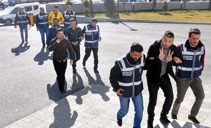 Bıçakla adam yaraladı, zafer işareti yapıp 'Yakışıklı çek' dedi