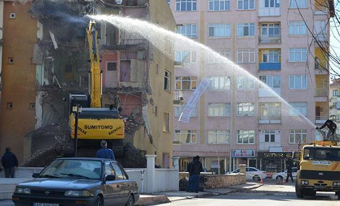 5 kişinin öldürüldüğü anlaşmazlığa neden olan bina yıkılıyor