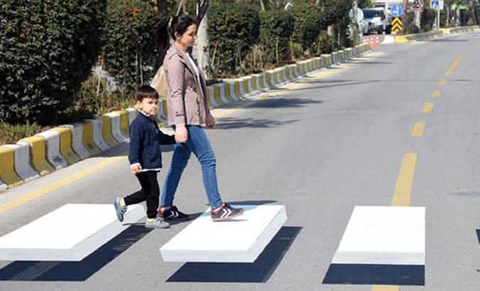 Aydın'da 'üç boyutlu yaya geçidi' farkı