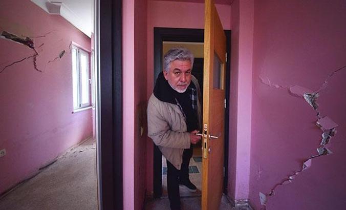 Binadaki çatlama sesinden, önce uykuları sonra kendileri kaçtı