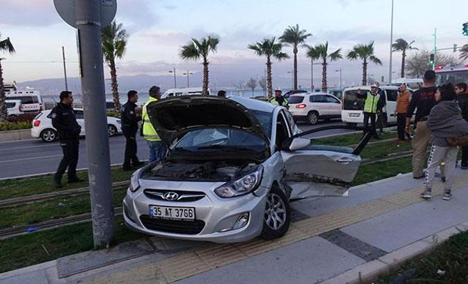 İzmir'de feci kaza: 2 ölü, 1 yaralı