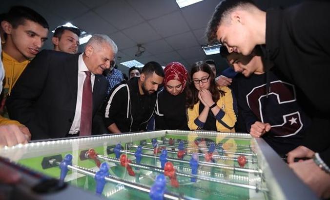 Binali Yıldırım bu kez de langırt oynadı