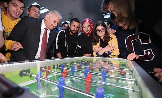 Binali Yıldırım bu kez de langırt oynadı