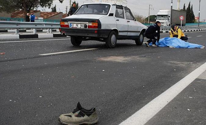 Yolun karşısına geçmek isterken otomobilin çarptığı yaşlı adam öldü
