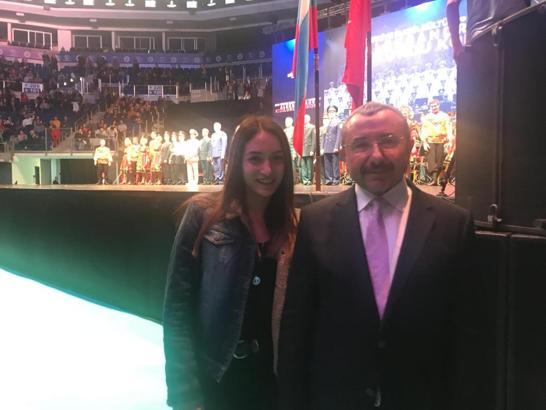 Başkan Adayı İsmail Erdem liseli Begüm'ü Kızılordu Korosu ile buluşturdu