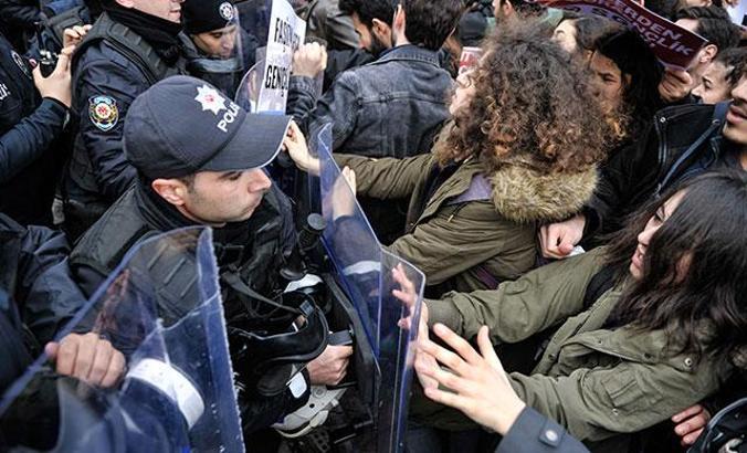 Beyazıt'ta eylem yapan gruba polis müdahalesi