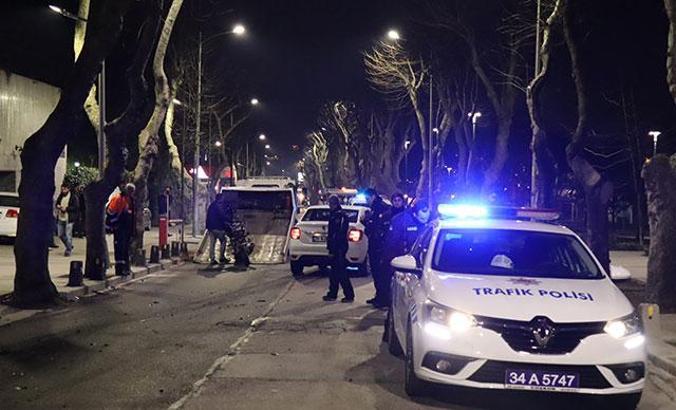 Üsküdar'da motosiklet ile otomobil kafa kafaya çarpıştı: 2 ağır yaralı