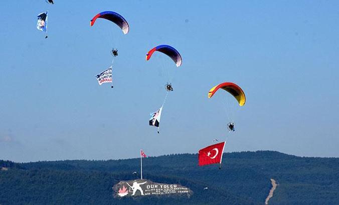 THK'nın motorlu yamaç paraşütü ekibi Çanakkale semalarında