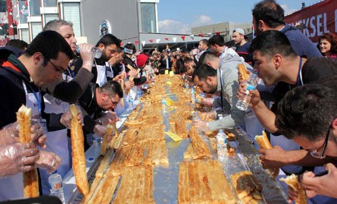 Bursa'da en uzun börek yemek yarışması ilginç görüntülere sahne oldu
