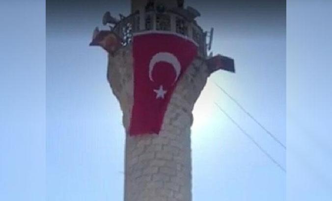 AK Parti'den minareye asılan bayrakla ilgili açıklama: Bizimle alakası yok