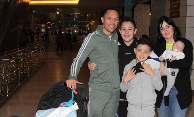 Yıldız futbolcu Adriano hafta sonunu ailesiyle geçirdi