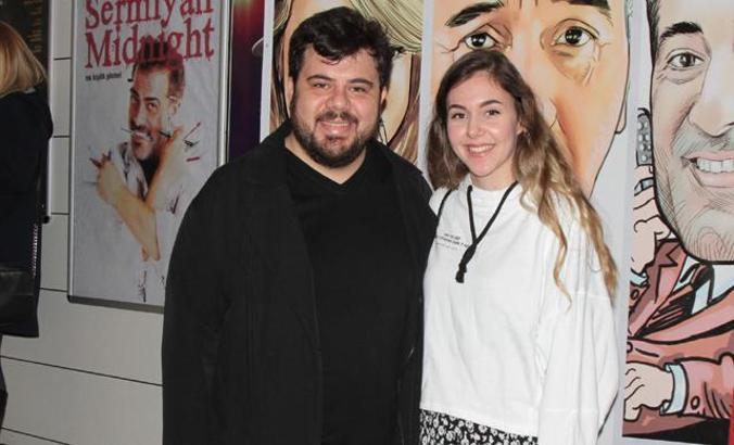 Eser Yenenler sevgilisiyle tiyatro izledi