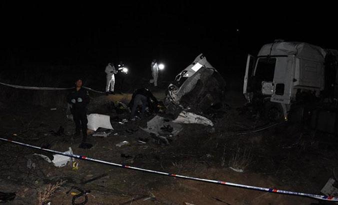 Kırşehir'de TIR ile otomobil kafa kafaya çarpıştı: 3 ölü, 3 yaralı