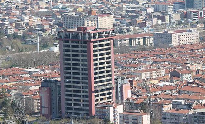 Bursa'da 20 yıldır boş 'çürük plaza' yıkılıyor