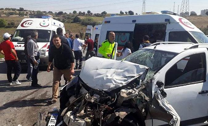 Tarsus'ta kamyona arkadan çarpan otomobildeki 4 kişi yaralandı