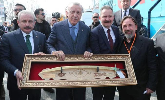 Cumhurbaşkanı Erdoğan'a Kanuni kılıcı hediye etti