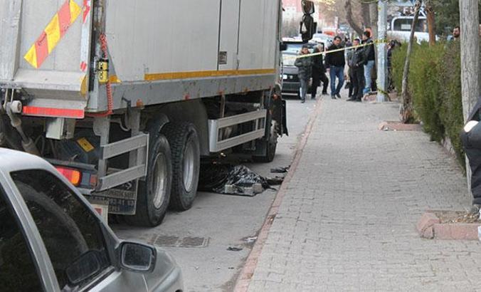 El freni çekilmeyen kamyon, hareket ederek yayayı ezdi: 1 ölü