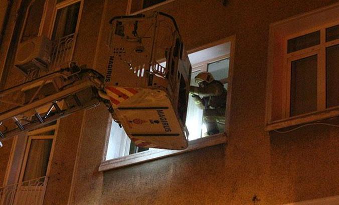 Fatih'te 4 katlı binada yangın paniği