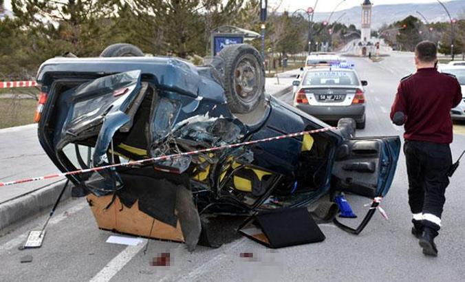 Kampüste yarışan otomobillerden biri takla attı: 1 ölü, 3 yaralı