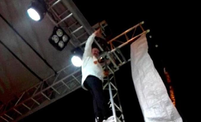 Birecik’te sahne alan Bülent Serttaş direğe tırmanarak türkü söyledi