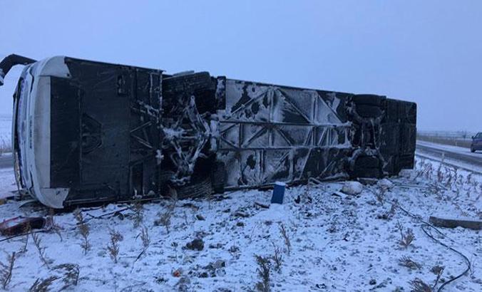 Konya'da yolcu otobüsü devrildi: 1 ölü, 17 yaralı