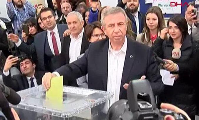 Mansur Yavaş, eşi ve kızı ile oyunu kullandı