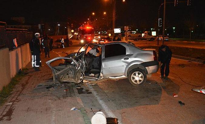 Gençlerin otomobil gezintisi ölümle sonuçlandı: 1 ölü, 2 ağır yaralı