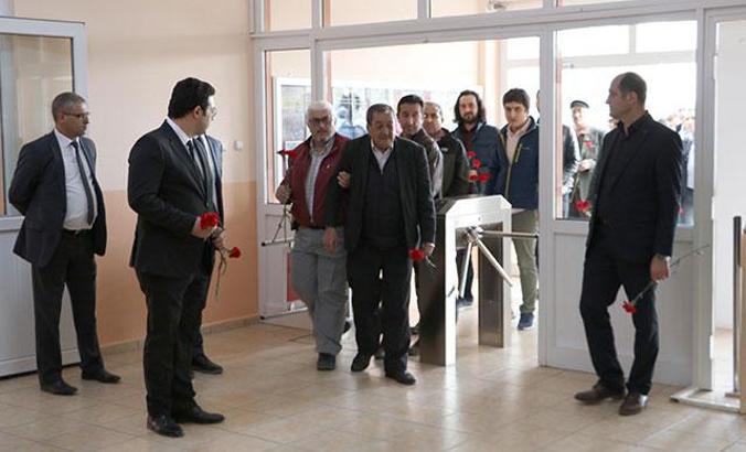 Üniversitede öldürülen dört akademisyen karanfillerle anıldı