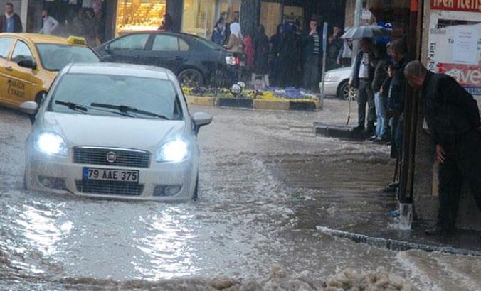 Kilis'te, sağanakta evleri su bastı