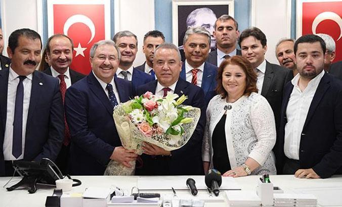 Antalya'da CHP'li Muhittin Böcek mazbatayı aldı, görevine başladı
