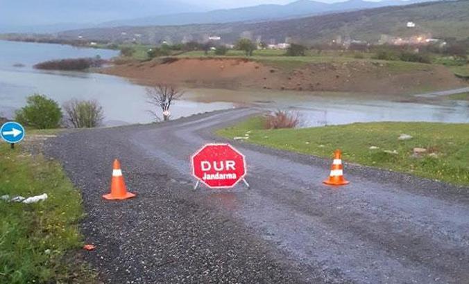 Köprü su altında kaldı; öğrenciler okula gidemiyor