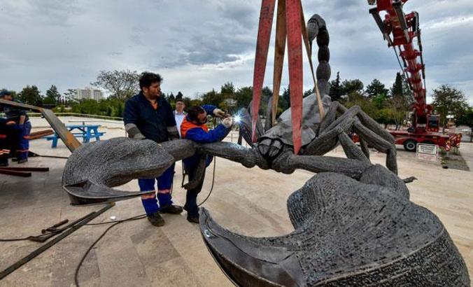 Antalyaspor'a dev akrep heykeli