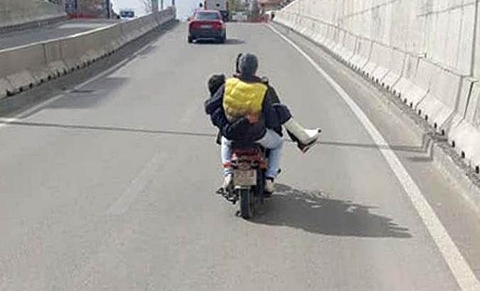 Motosiklet üzerinde tehlikeli yolculuk